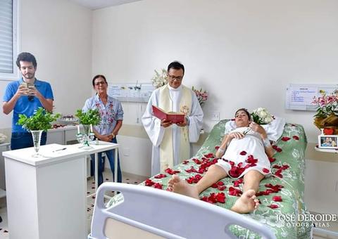 Paciente com câncer se casa em cerimônia surpresa em hospital