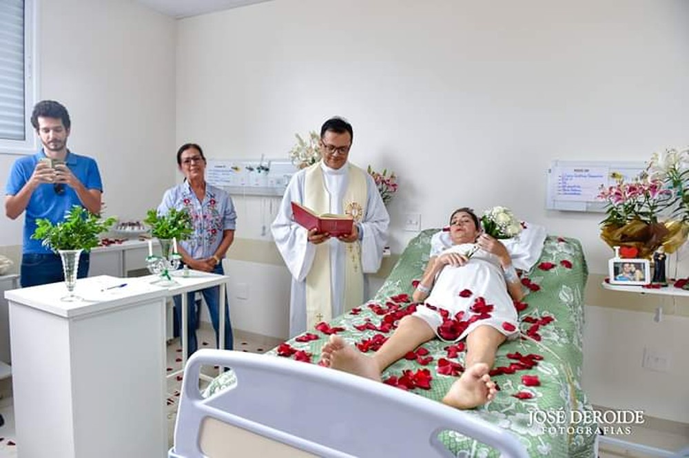 Paciente com câncer se casa em cerimônia surpresa em hospital