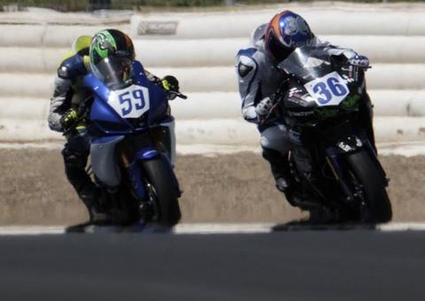 Piloto de 14 anos sofre acidente e morre em corrida de motos na Espanha