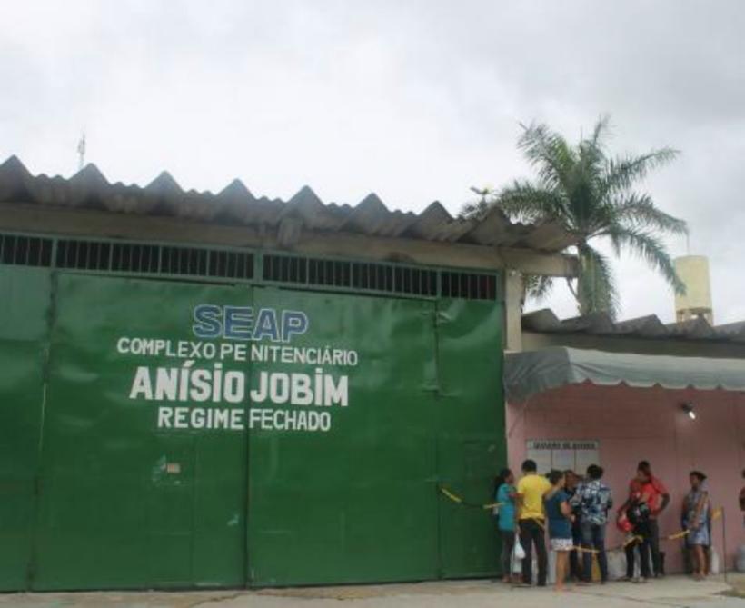 Visitantes são flagrados tentando entrar em presídios com dinheiro e drogas nas partes íntimas