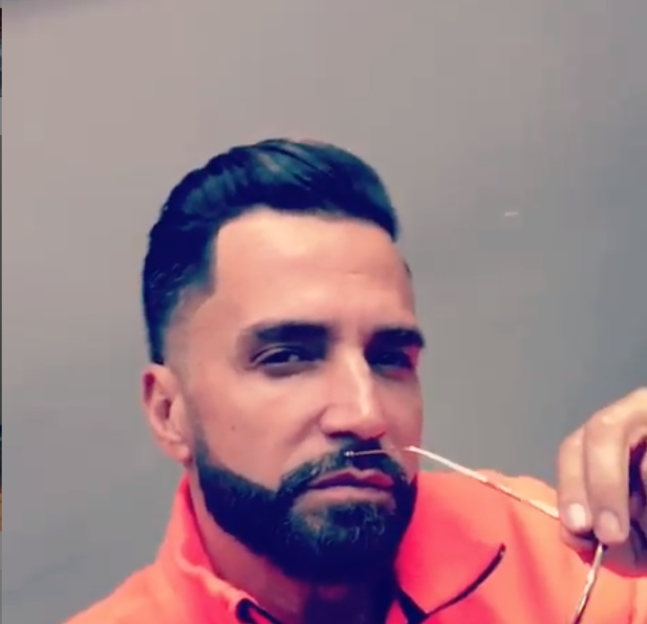 Latino faz gesto obsceno durante programa de TV 