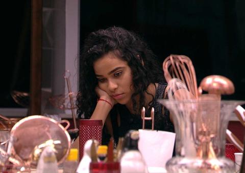 Após formação de paredão, Elana tenta conversar com Rodrigo mas ele ignora 