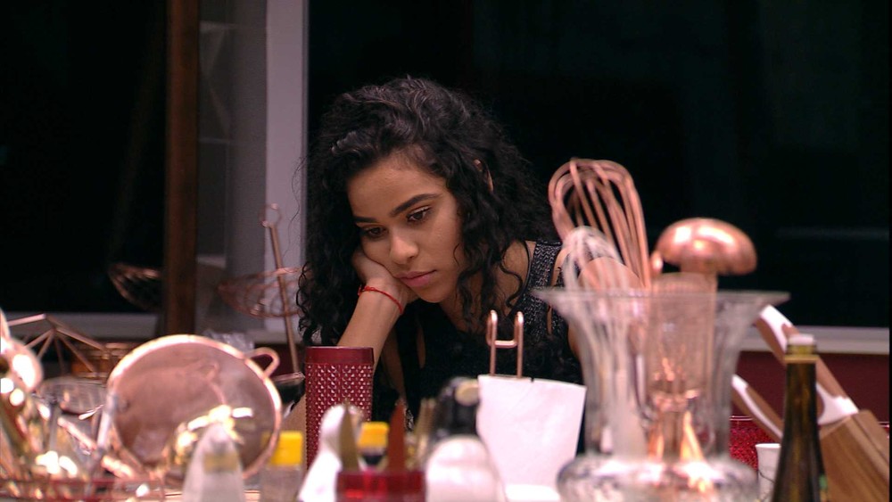 Após formação de paredão, Elana tenta conversar com Rodrigo mas ele ignora 