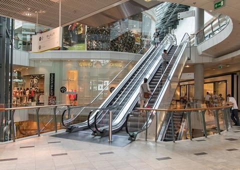 Adolescente dorme em shopping para furtar celulares de loja 