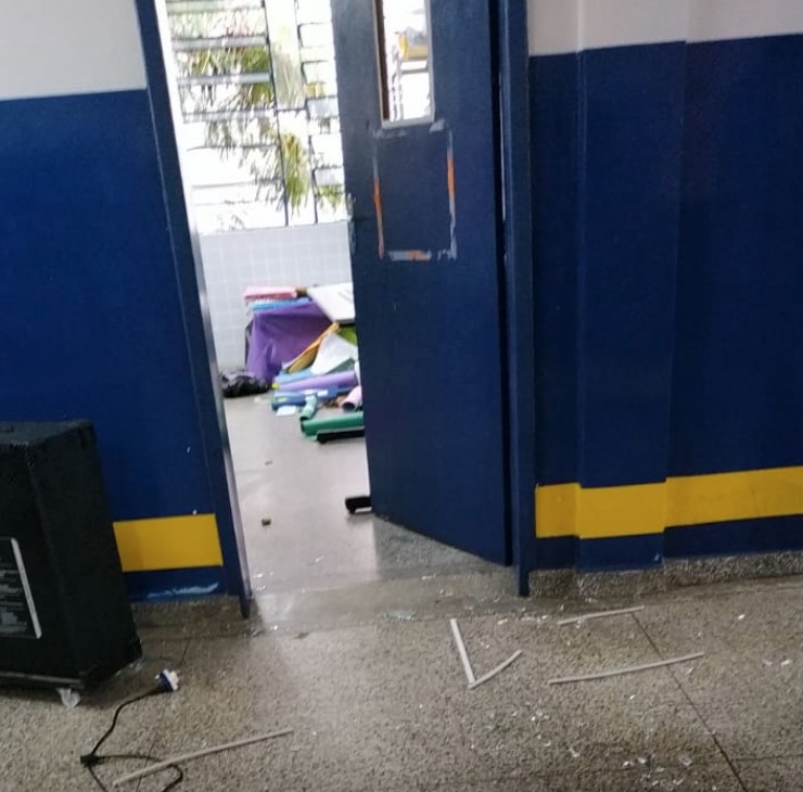 Bandidos invadem e fazem a limpa em escola de Manaus