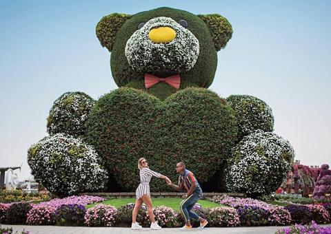 Leo Santana pede Lorena Improta em casamento durante viagem romântica