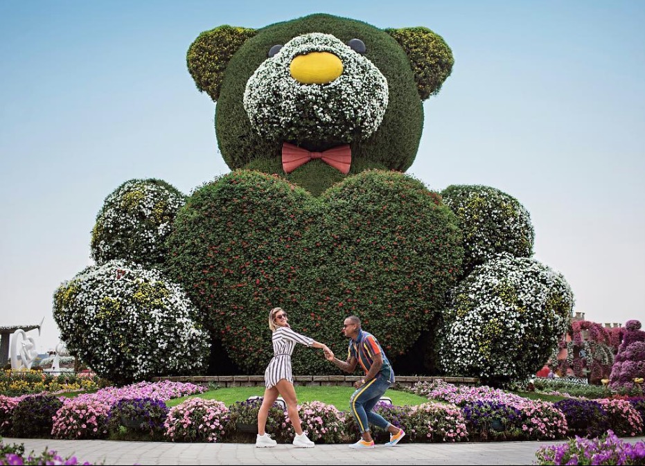 Leo Santana pede Lorena Improta em casamento durante viagem romântica