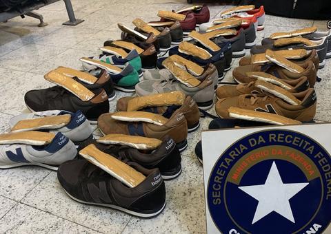 Cães farejadores acham cocaína em tênis no aeroporto 