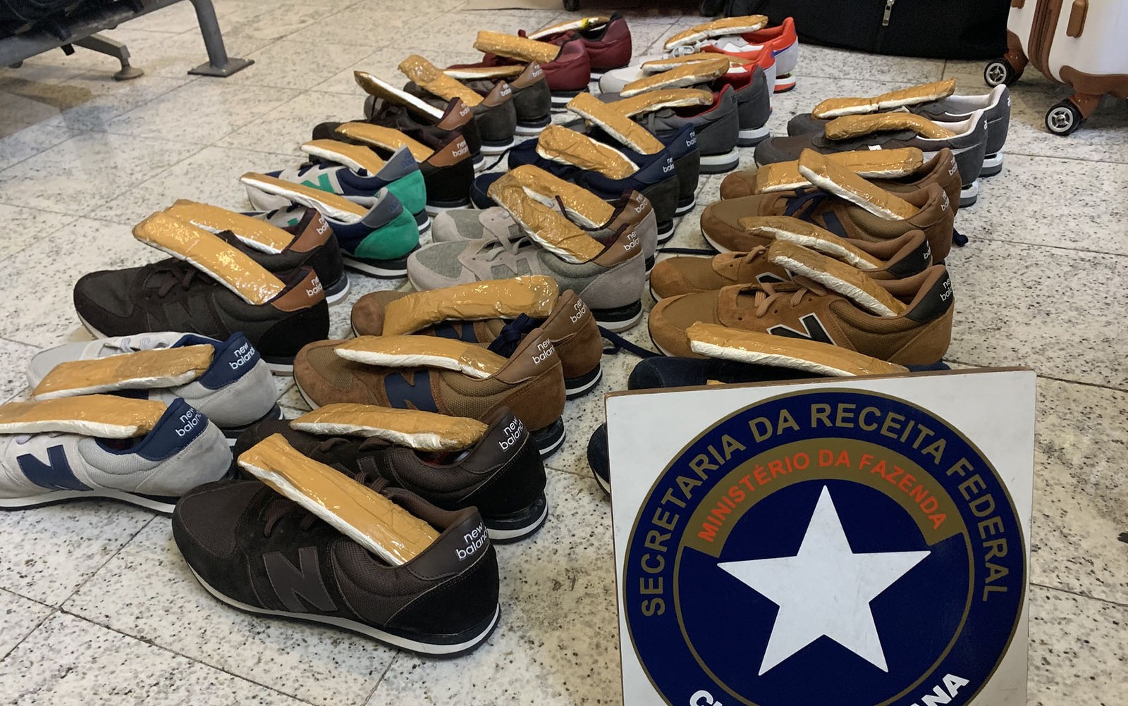 Cães farejadores acham cocaína em tênis no aeroporto 