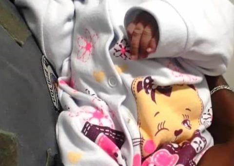 Com bilhete curioso, recém-nascida é abandonada dentro de bolsa em calçada de avenida