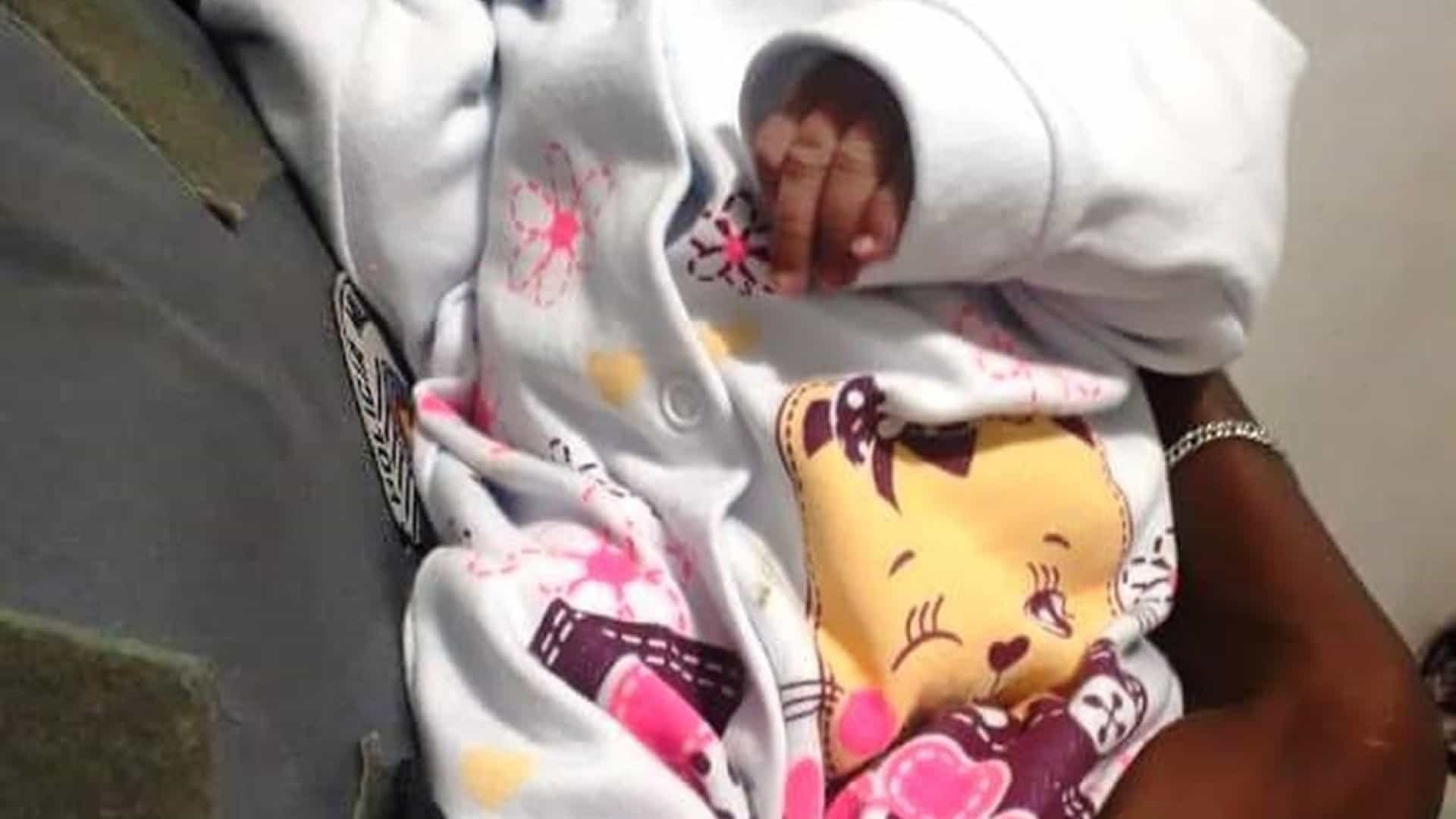 Com bilhete curioso, recém-nascida é abandonada dentro de bolsa em calçada de avenida