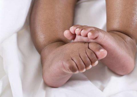 Bebê de 5 meses morre após circuncisão caseira feita pelos pais