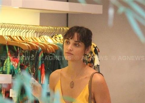 Assumiu reconciliação? Débora Nascimento é flagrada de aliança durante passeio 