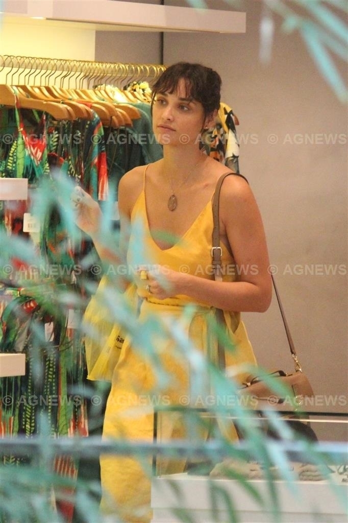 Assumiu reconciliação? Débora Nascimento é flagrada de aliança durante passeio 