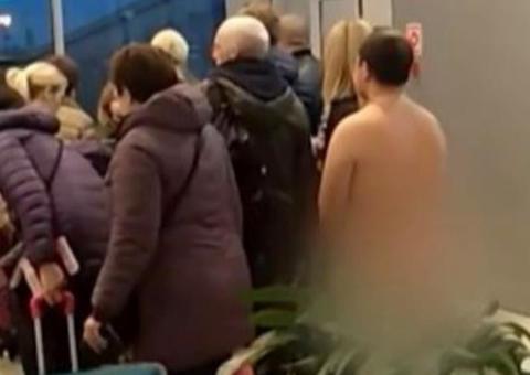 Homem tenta embarcar pelado em avião e acaba preso