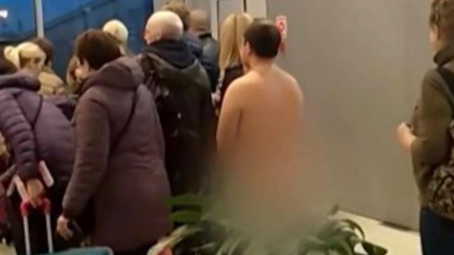 Homem tenta embarcar pelado em avião e acaba preso