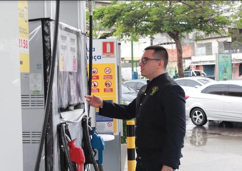 Procon multa  40 postos por cobrança abusiva no valor da gasolina