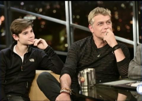 Aos 16 anos, filho de Fábio Assunção posa abraçado com namorada