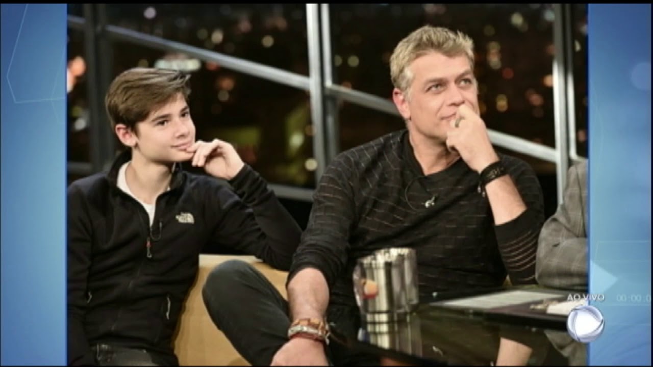 Aos 16 anos, filho de Fábio Assunção posa abraçado com namorada