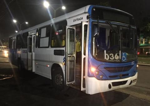 Passageira reage a assalto e é agredida por criminoso dentro de ônibus em Manaus