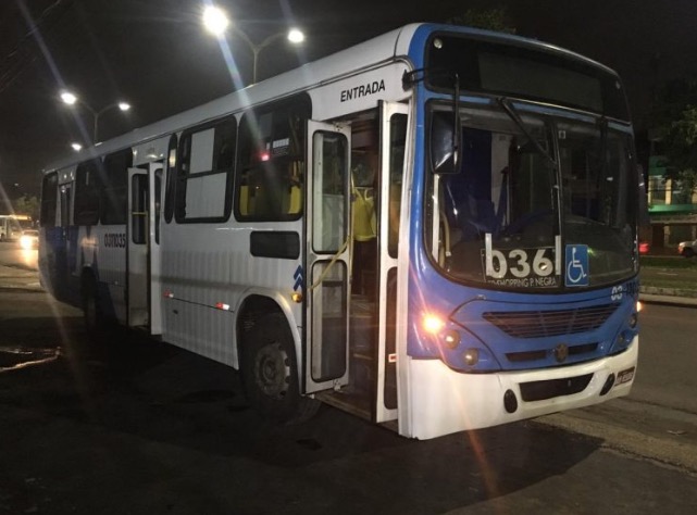Passageira reage a assalto e é agredida por criminoso dentro de ônibus em Manaus
