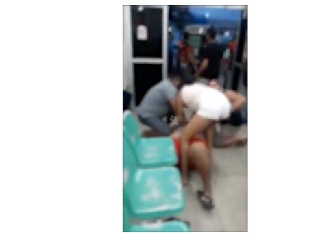 Desesperados, familiares tentam salvar homem sem atendimento em hospital de Manaus