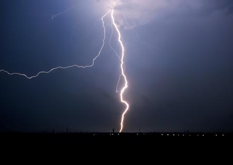 Menina de sete anos é atingida por raio enquanto brincava na frente de casa