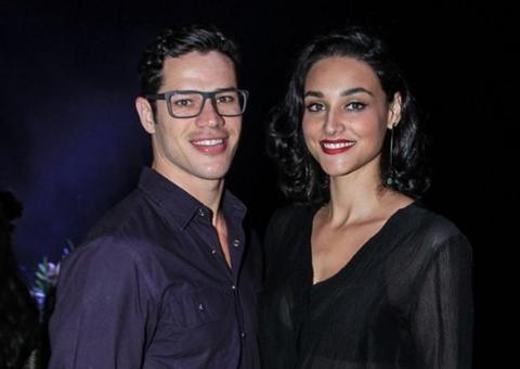 Reconciliados, José Loreto e Débora Nascimento são flagrados juntos em floricultura 