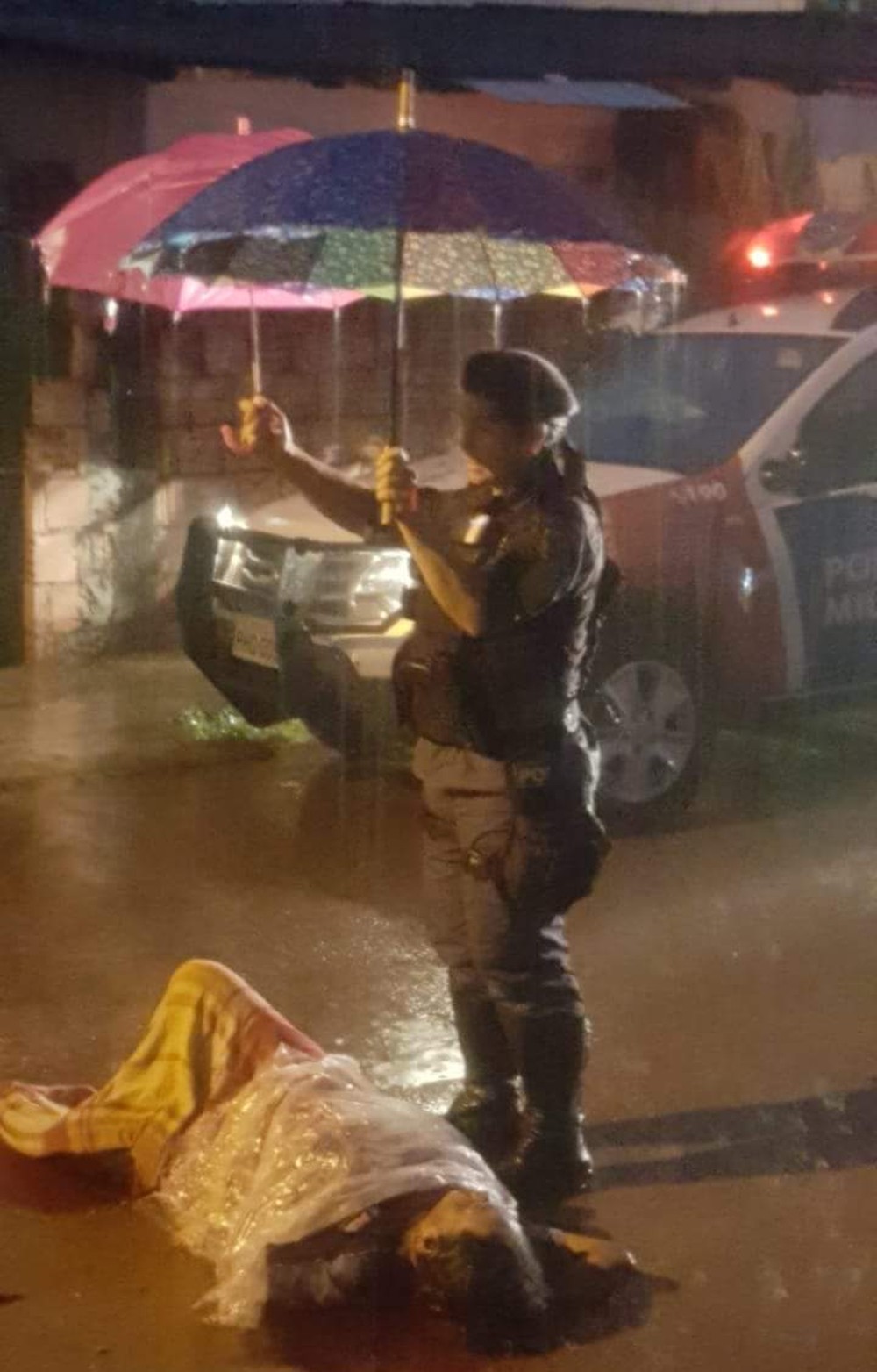 Em Manaus, imagem de policial protegendo vítima de violência doméstica durante chuva viraliza 