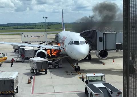 Esteira de bagagem da Latam pega fogo ao lado de aeronave no aeroporto de Confins