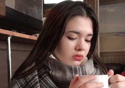 Estudante morre atropelada ao tirar selfie em trilhos de trem