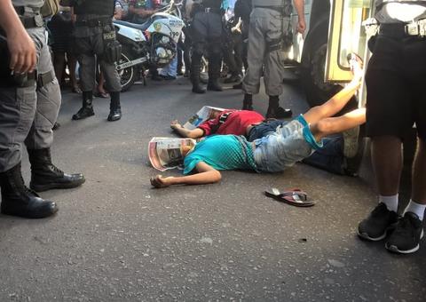 Assaltantes em fuga no Centro de Manaus foram mortos a tiros por justiceiro, diz PM