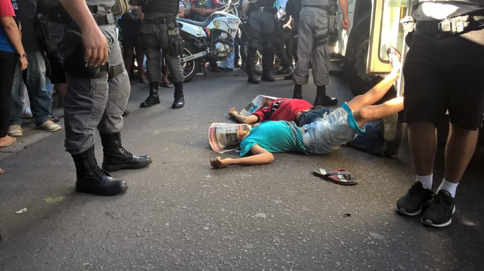 Assaltantes em fuga no Centro de Manaus foram mortos a tiros por justiceiro, diz PM