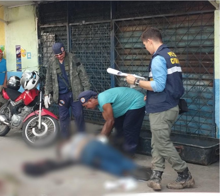 Trabalhador é morto a tiros por criminosos em moto em Manaus