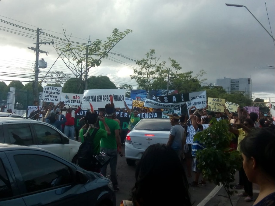 Indígenas fecham Avenida Djalma Batista durante manifestação