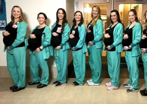 Nove enfermeiras que trabalham com partos no mesmo hospital estão grávidas