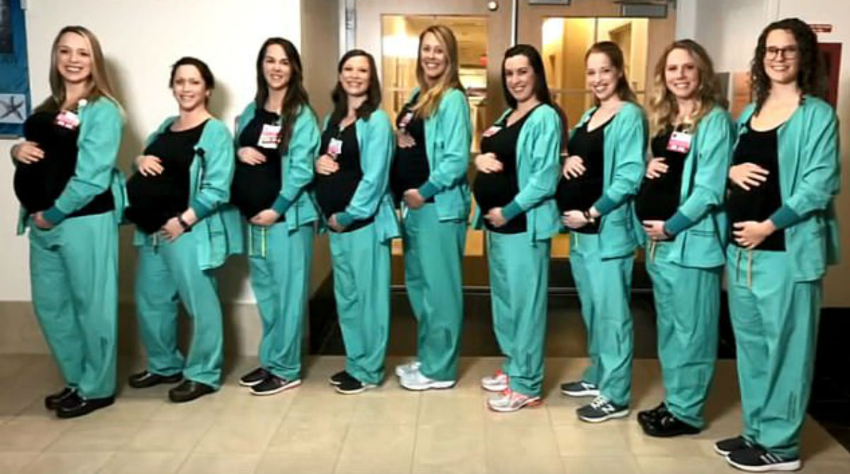 Nove enfermeiras que trabalham com partos no mesmo hospital estão grávidas