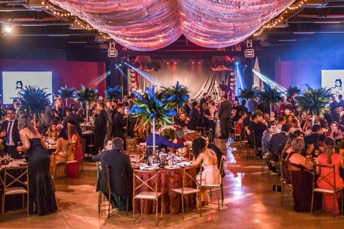 Baile de advogados termina com barraco, troca de socos e cadeira voando