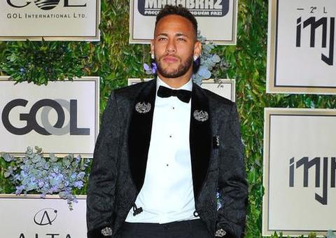 Fãs imploram foto com Neymar e são desprezados pelo jogador  