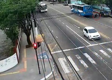 Professora é arremessada de ônibus em movimento 