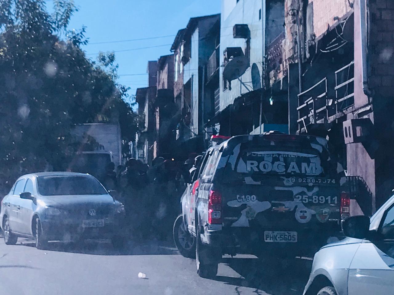 Polícia encontra dinheiro em casa cercada de câmeras durante operação em Manaus