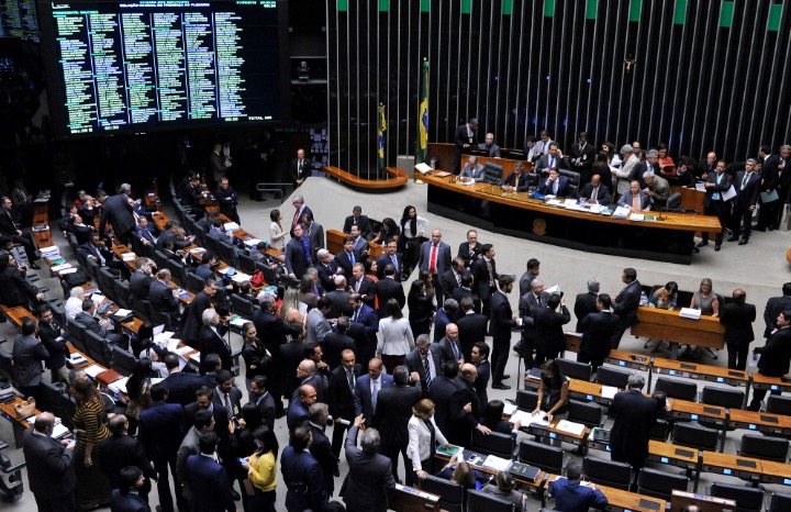 Câmara dos Deputados mostra força e limita poder de gasto do governo