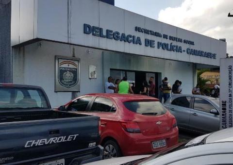 Vizinho surta e agride três crianças com pedaço de madeira