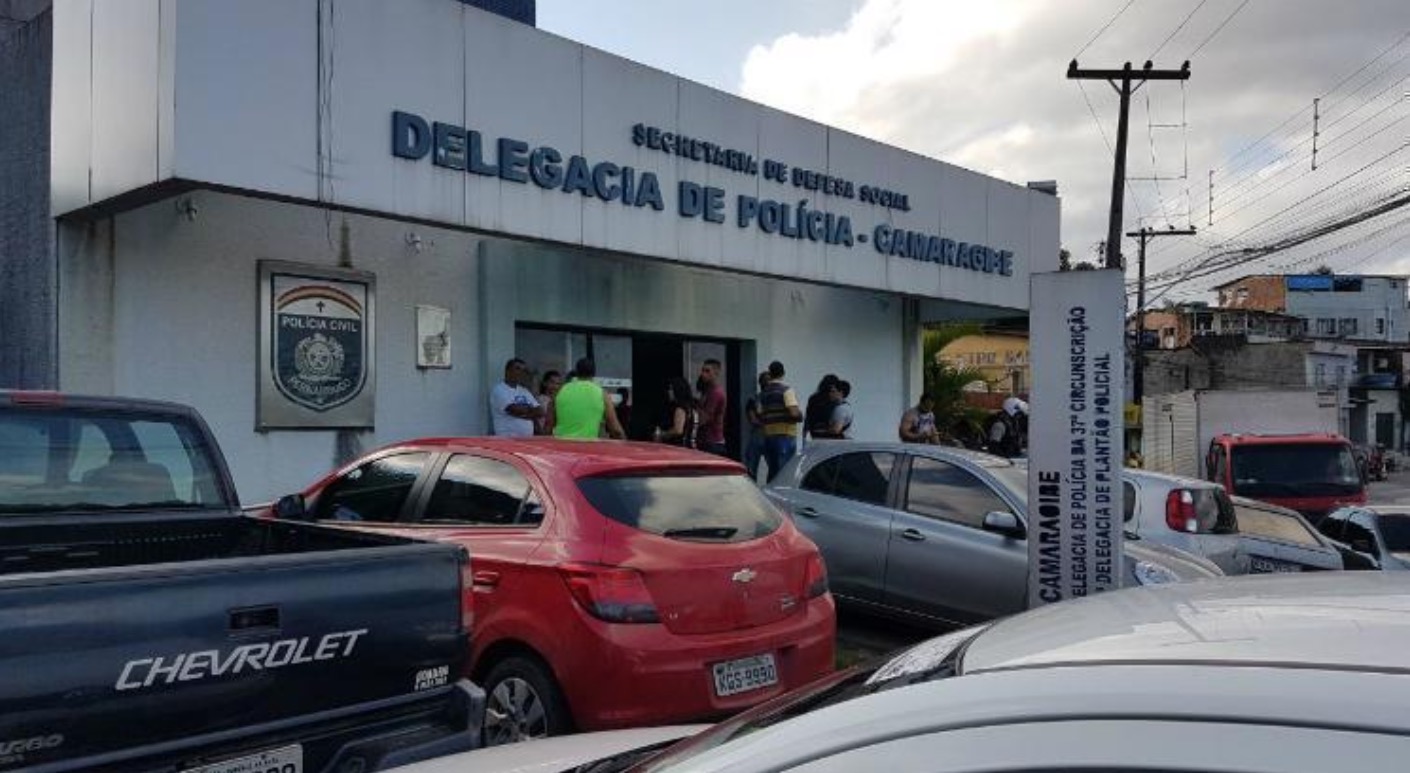 Vizinho surta e agride três crianças com pedaço de madeira