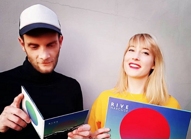 Dupla belga ‘Rive’ faz show electro-pop gratuito no Café Teatro