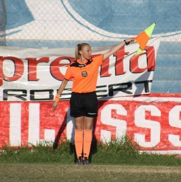 Argentinos jogam água fervendo nas costas de bandeirinha 