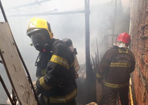 Casa fica completamente destruída após incêndio em Manaus