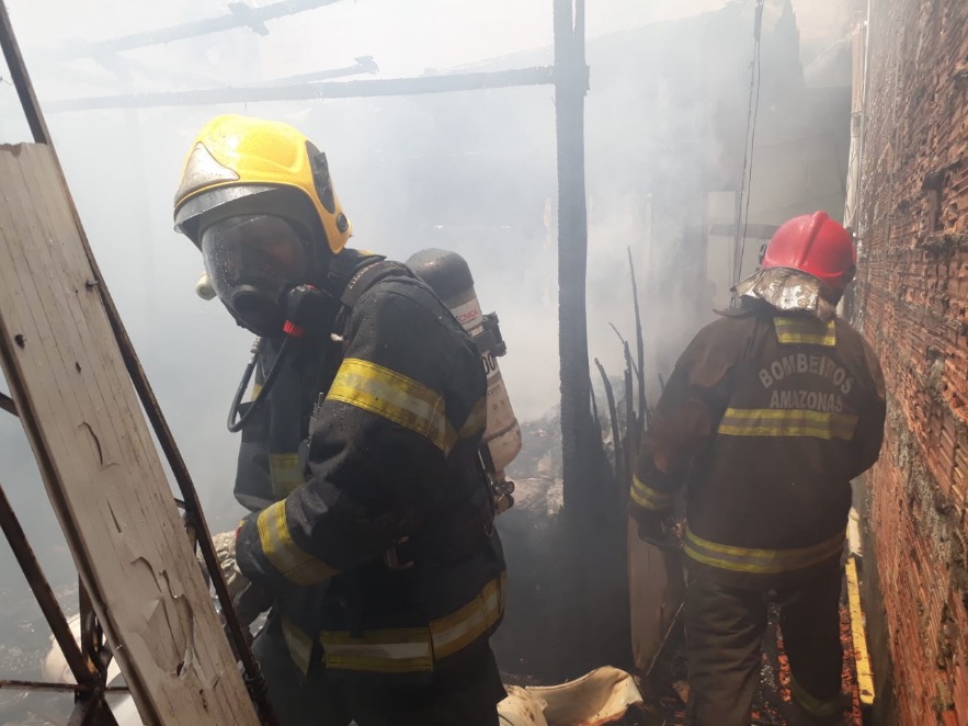 Casa fica completamente destruída após incêndio em Manaus