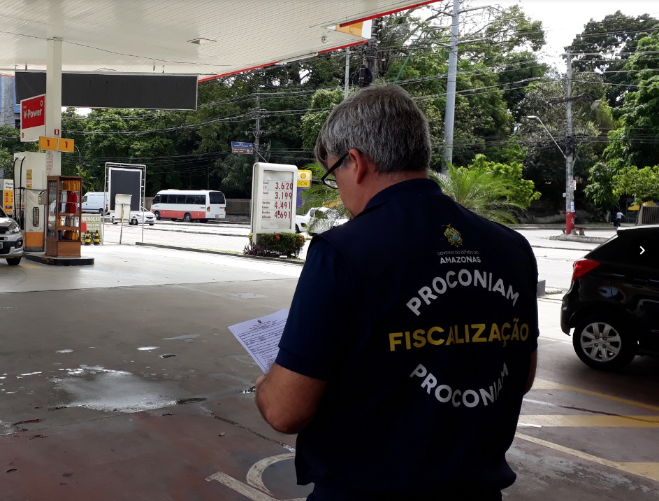 Procon autua banco, supermercado e notifica 7 postos de combustíveis durante fiscalização