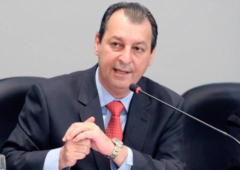 Omar defende descentralização do poder do governo federal 